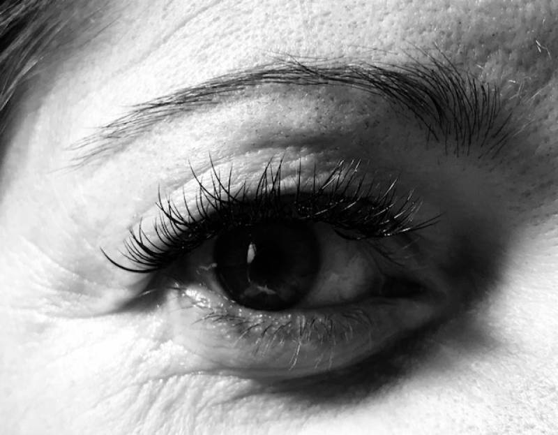 extension de cils d'une cliente