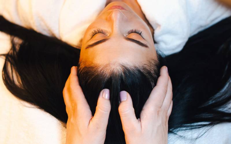 Massage crânien et hydrothérapie pour le cuir chevelu