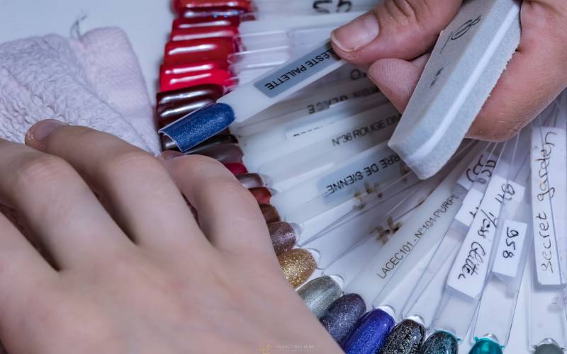 Coupe/ limage et pose de vernis mains